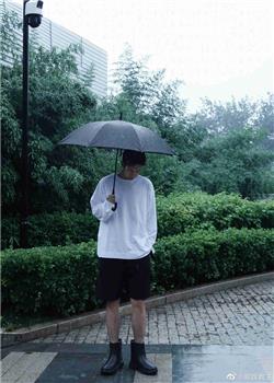 李现雨天撑伞背影照氛围感十足写真