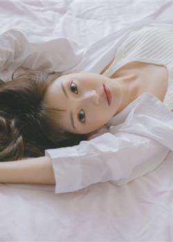小清新韩国女生慵懒白衬衫床上写真图片