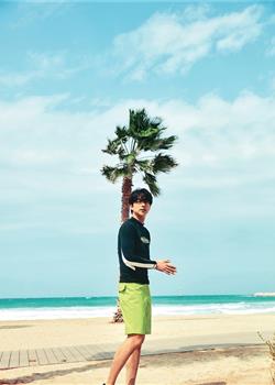 韩国帅哥明星孔刘沙滩旅拍张扬不羁写真图片