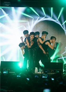 韩国2pm男明星首尔演唱会肌肉型男图片
