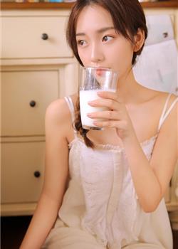 韩国傻白甜少女清晨爱喝牛奶性感生活写真图片