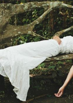 白裙极品美女沉睡在静谧的原始森林唯美图片