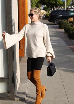 美国美女艾玛·罗伯茨过膝长筒靴休闲街拍图