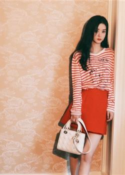 赵丽颖红色短裙少女范十足的室内时尚写真