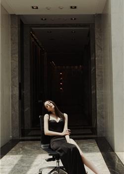迪丽热巴妩媚的开叉长裙白腿美胸性感图片