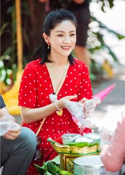 胡可综艺节目红色波点裙子惊艳街拍图片