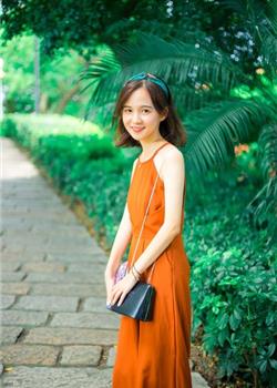橘色吊带长裙骨感美女甜美度假图片