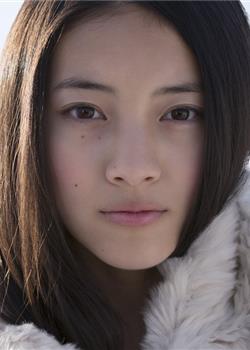 日本女演员久保田纱友清新脱俗冬日雪地写真