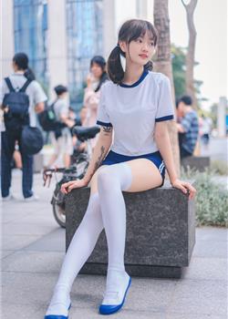 日本美女蓝白运动服户外清新写真