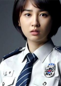 韩国美女演员朴河宣挂脖露背礼服性感写真