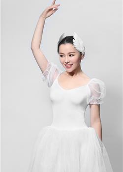 王紫依化身芭蕾舞者身段优雅迷人写真