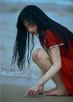 周洁琼红色连衣裙黑长直秀发海边写真