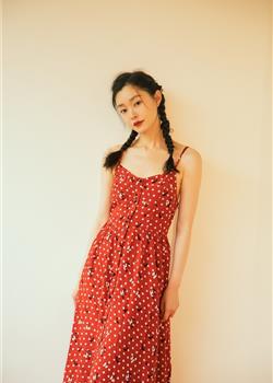 宋轶法式吊带红裙展现独特浪漫气质写真