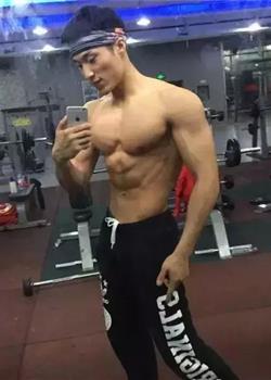 健身房里的猛男帅哥大秀肌肉自拍照