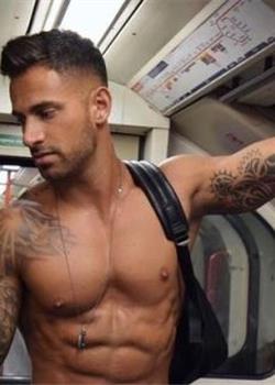 地铁上的肌肉男生帅气生活照