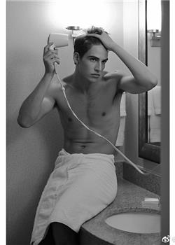 欧美肌肉浴巾腹肌帅哥湿身浴室照片