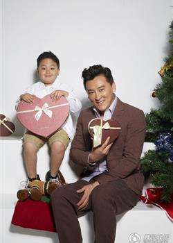 刘小锋与儿子甜蜜互动暖意十足圣诞写真