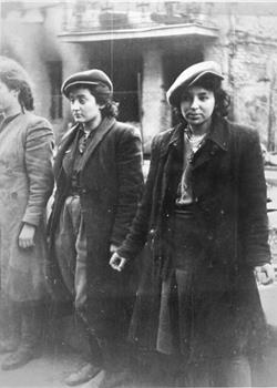 二战犹太人起义:德军强迫犹太妇女脱光检查