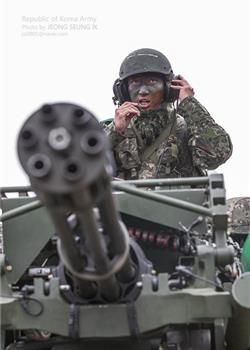 韩国军队战术演习：六管机炮战车出场