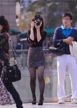 街拍高跟鞋摄影师美女少妇黑丝美腿短裙诱惑图片
