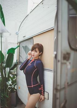 短发韩国美女模特性感身材泳衣写真
