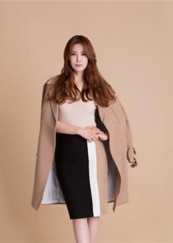 韩国美女李泰兰驼色外套高挑身材丰满写真