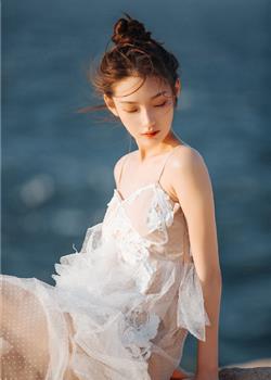 丰满白嫩美女嫩妹日式丸子头蕾丝吊带裙唯美图片